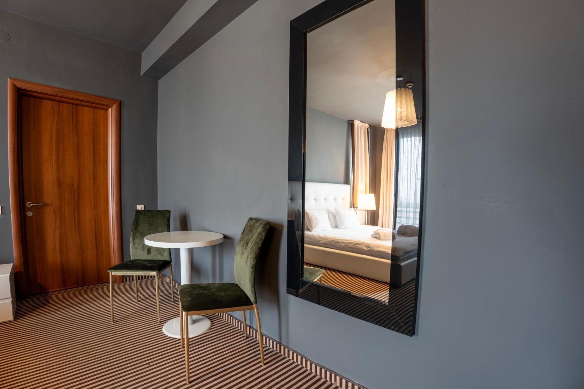 Alex&George Boutique Hotel Κλουζ-Ναπόκα Εξωτερικό φωτογραφία